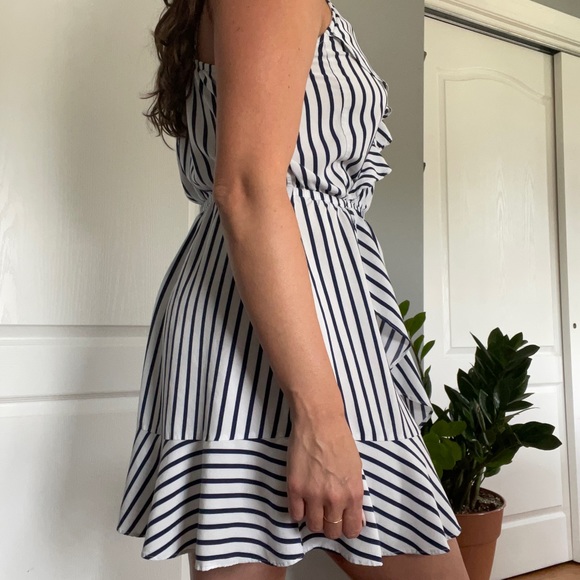 Guess Dress Blue White Striped Ruffle Summer Spring Dress - Picture 3 of 5